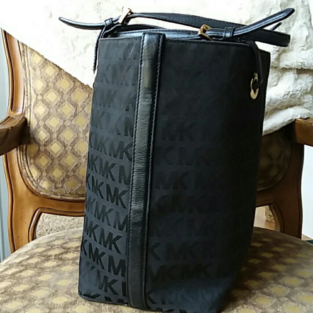 SOLD!!  Michael Kors Black & red LV together - Picture 4 of 8